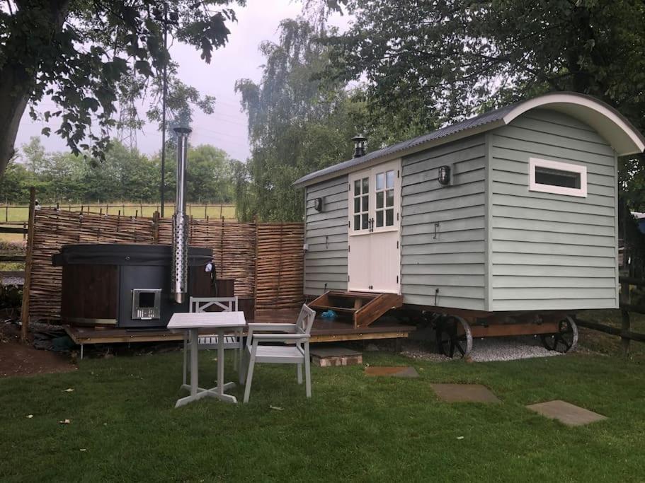 Romantic Shepherds Hut With Stunning Sunsets Hollingbourne Exterior photo