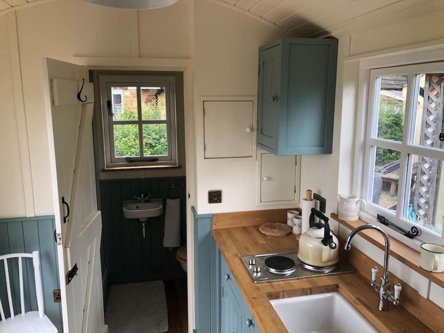 Romantic Shepherds Hut With Stunning Sunsets Hollingbourne Exterior photo
