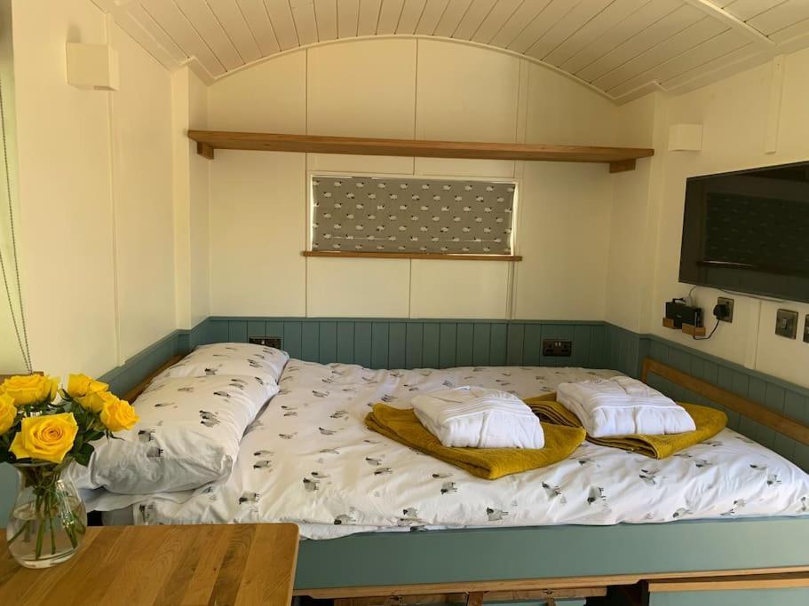 Romantic Shepherds Hut With Stunning Sunsets Hollingbourne Exterior photo